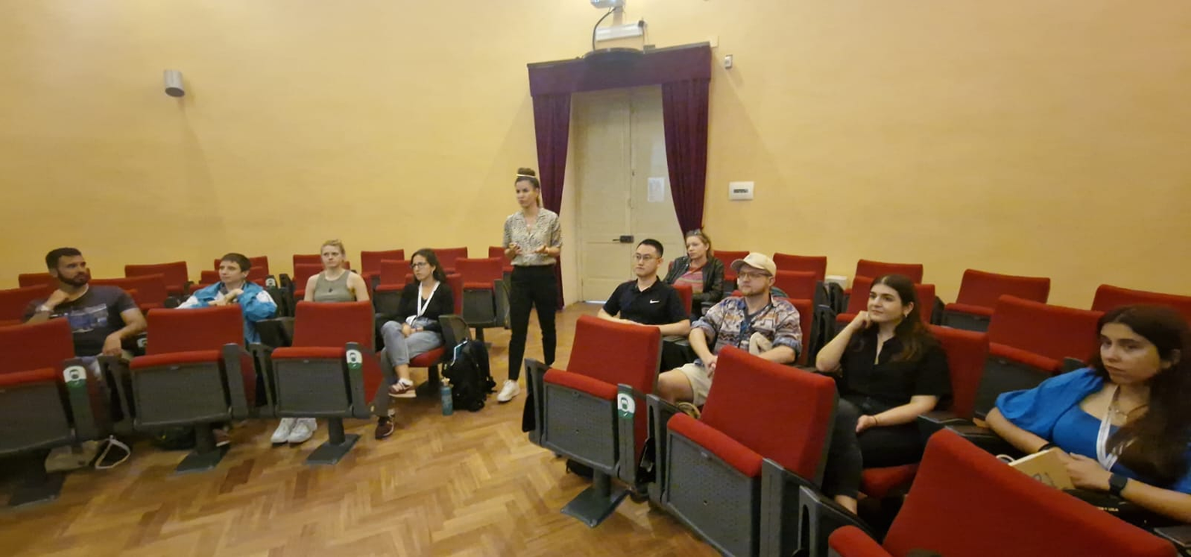 Yaly Mevorach giving a talk at a scientific conference
